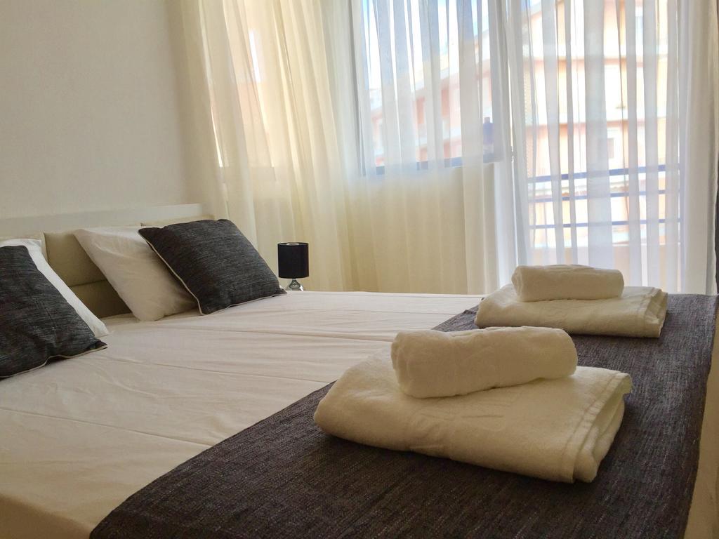 Sea And Sky Apartments Sarande Exterior photo